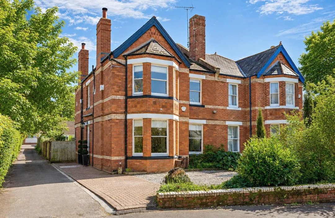 https://mr0.homeflow-assets.co.uk/files/photo/image/47969/3786/_x_/LND260015_22.jpg