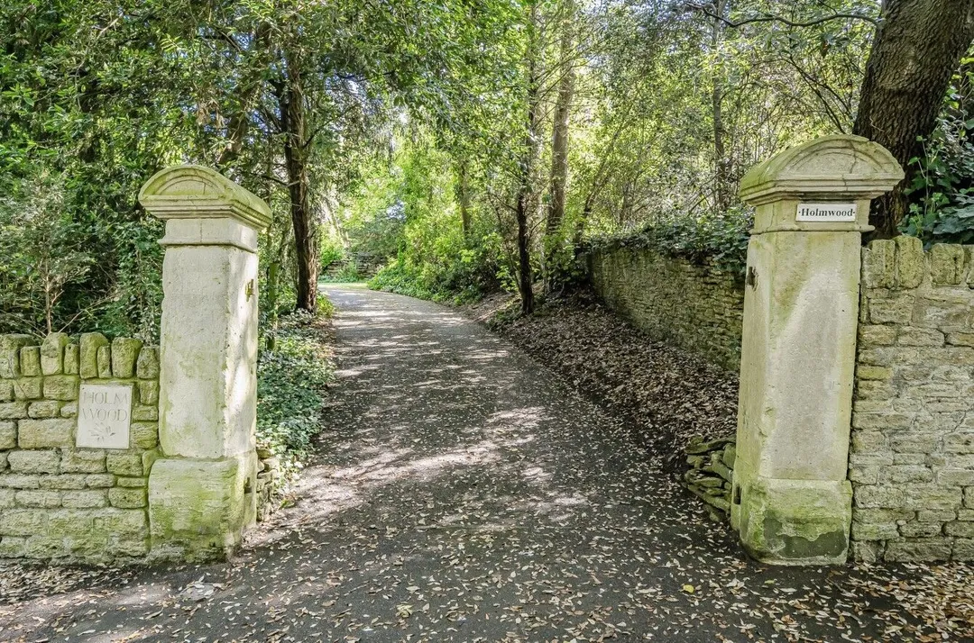 https://mr0.homeflow-assets.co.uk/files/photo/image/47969/7513/_x_/49794983.jpg