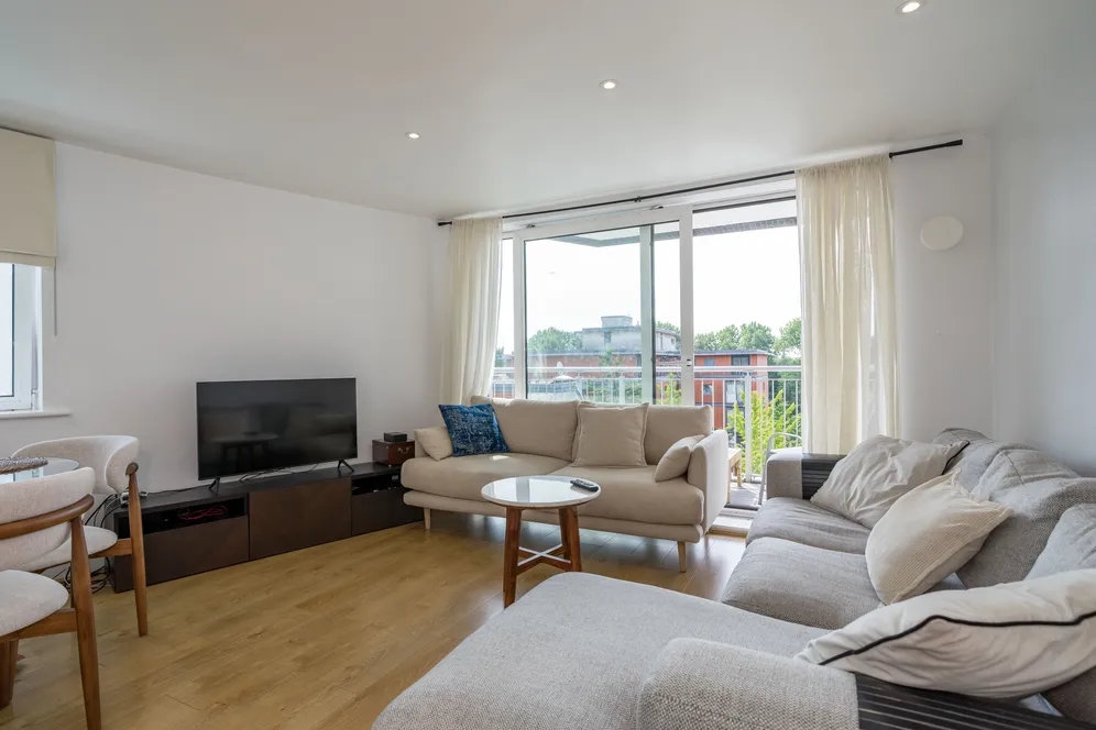 Holland Gardens, Brentford, TW8 photo 2