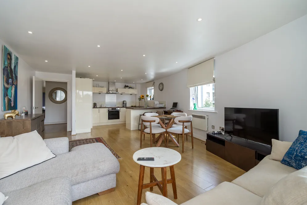 Holland Gardens, Brentford, TW8 photo 3
