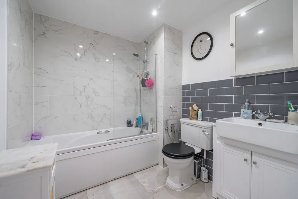 Holland Gardens, Brentford, TW8 photo 6