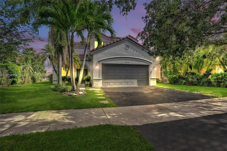 1216 Chinaberry Dr, Weston, FL 33327