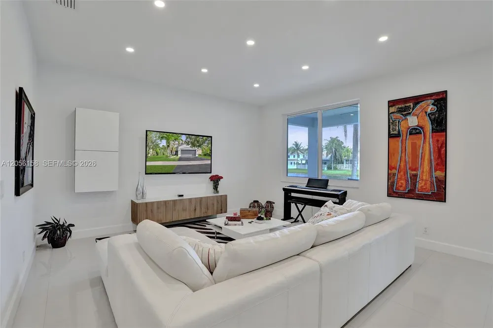 1216 Chinaberry Dr, Weston, FL 33327