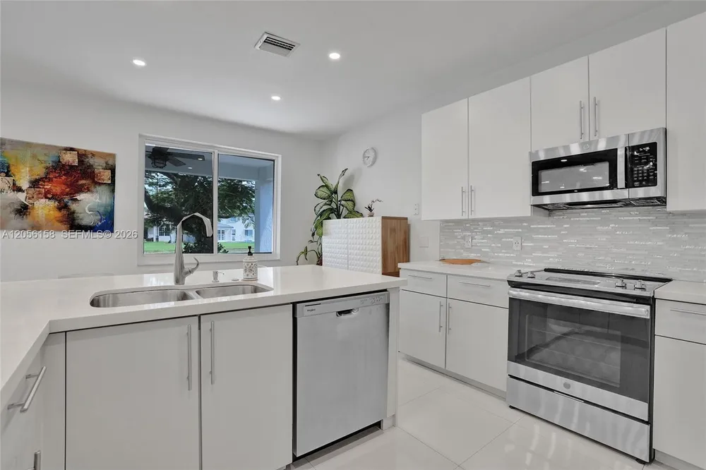 1216 Chinaberry Dr, Weston, FL 33327
