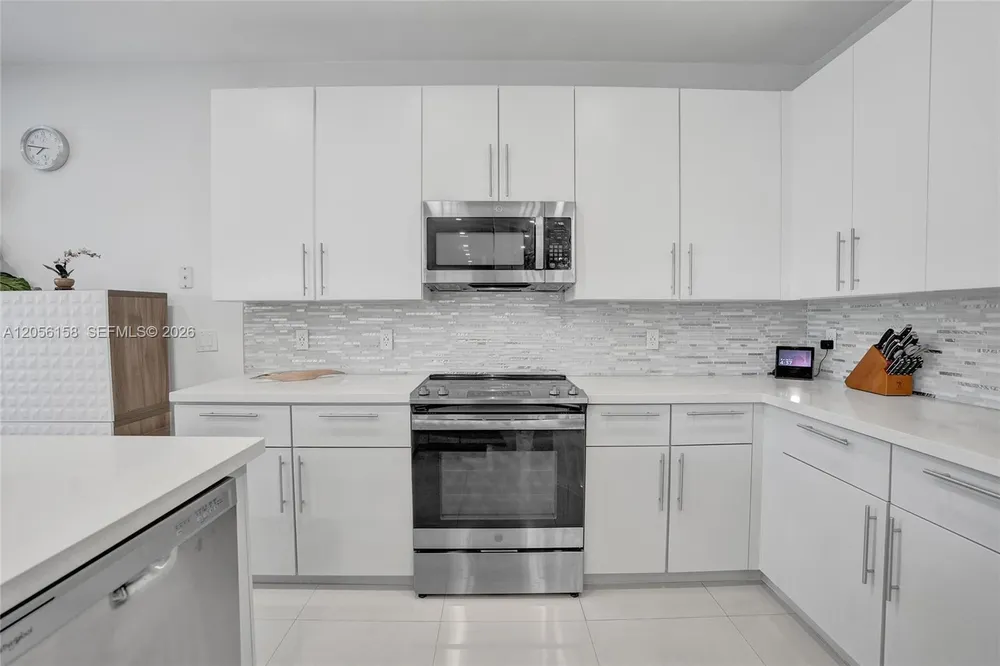 1216 Chinaberry Dr, Weston, FL 33327