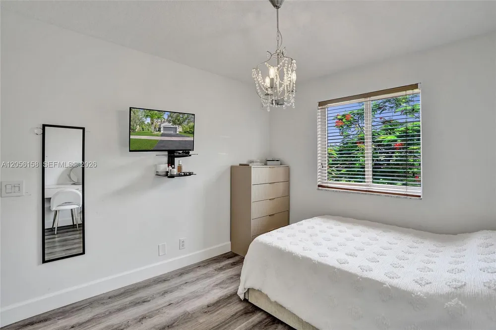 1216 Chinaberry Dr, Weston, FL 33327