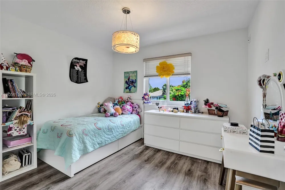 1216 Chinaberry Dr, Weston, FL 33327