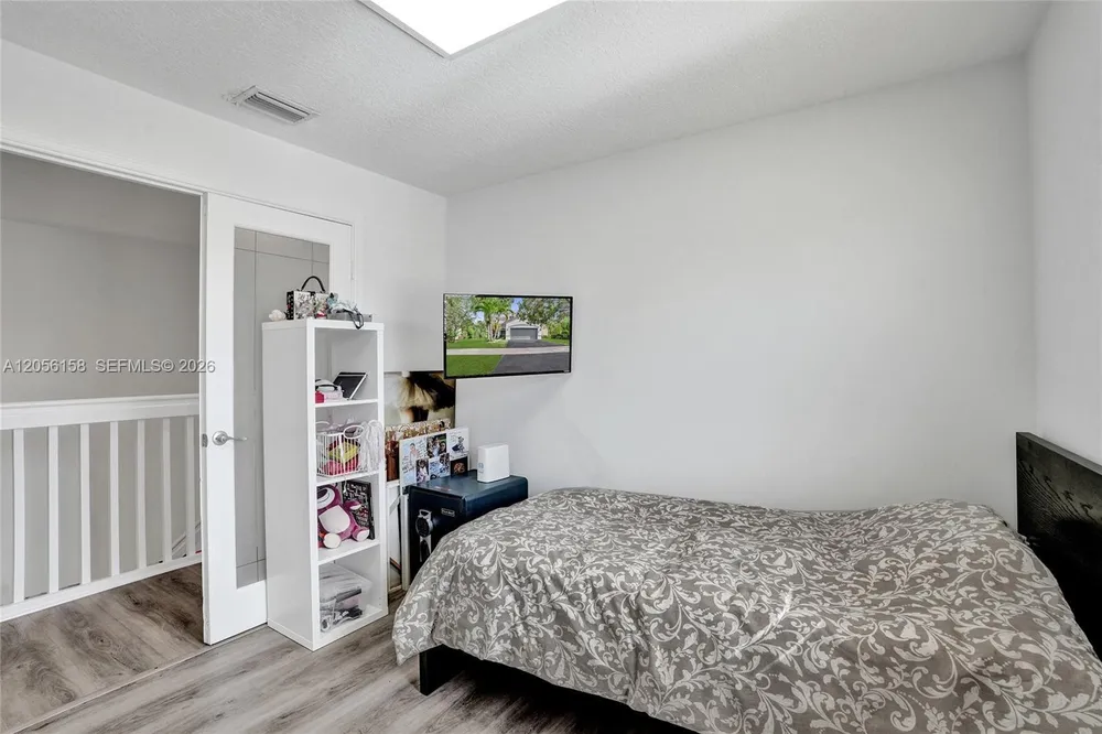 1216 Chinaberry Dr, Weston, FL 33327