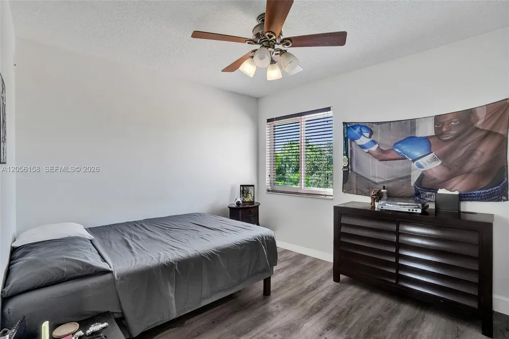 1216 Chinaberry Dr, Weston, FL 33327