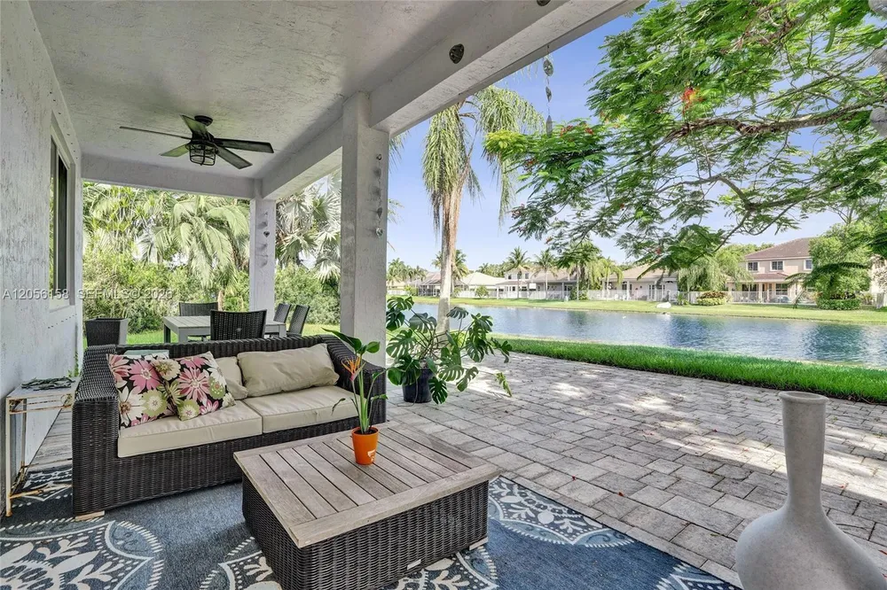 1216 Chinaberry Dr, Weston, FL 33327