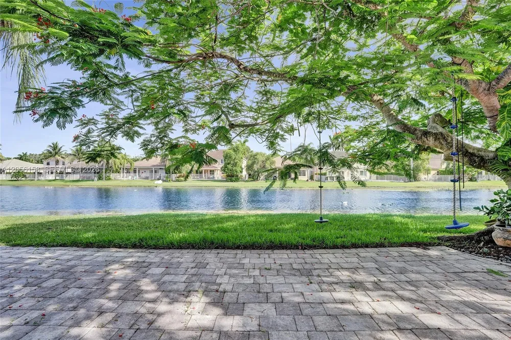 1216 Chinaberry Dr, Weston, FL 33327
