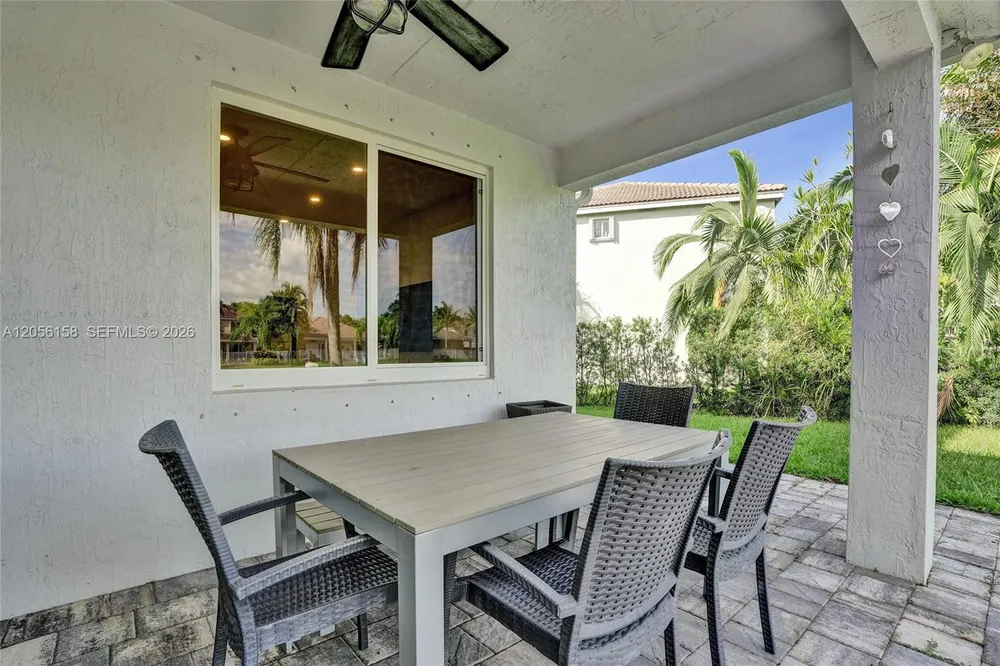 1216 Chinaberry Dr, Weston, FL 33327