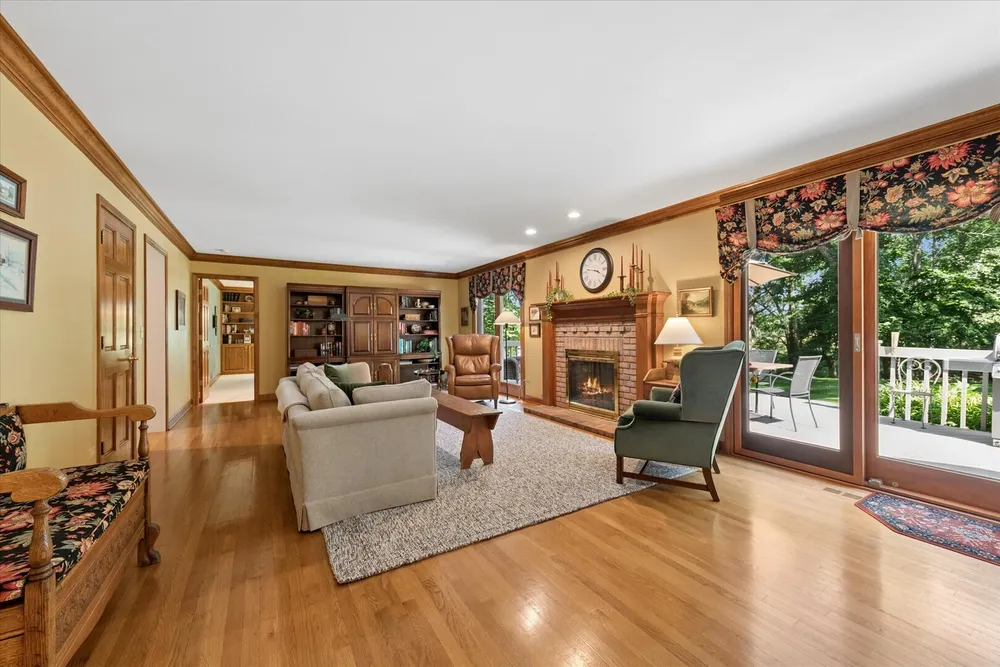 22801 W Glenhurst Rd, Deer Park, IL 60010