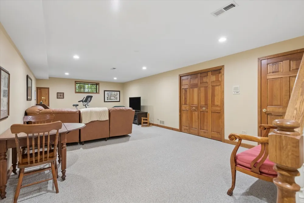 22801 W Glenhurst Rd, Deer Park, IL 60010