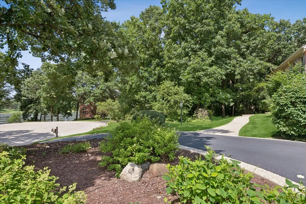 22801 W Glenhurst Rd, Deer Park, IL 60010