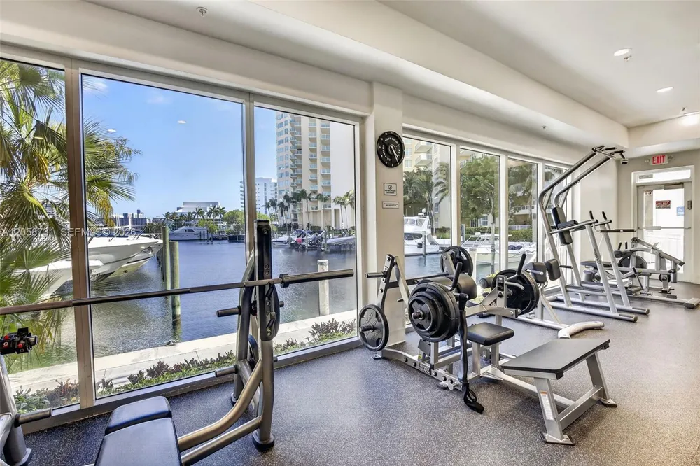 3330 NE 190th St, Aventura, FL 33180
