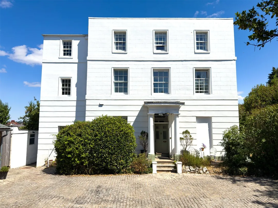 https://mr0.homeflow-assets.co.uk/files/photo/image/48001/4123/_x_/SOU240427_51.jpg