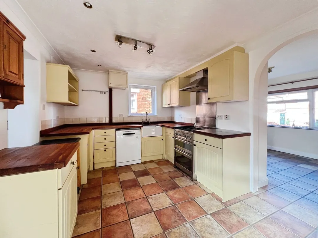 https://mr0.homeflow-assets.co.uk/files/photo/image/48007/9220/_x_/54343290.jpg
