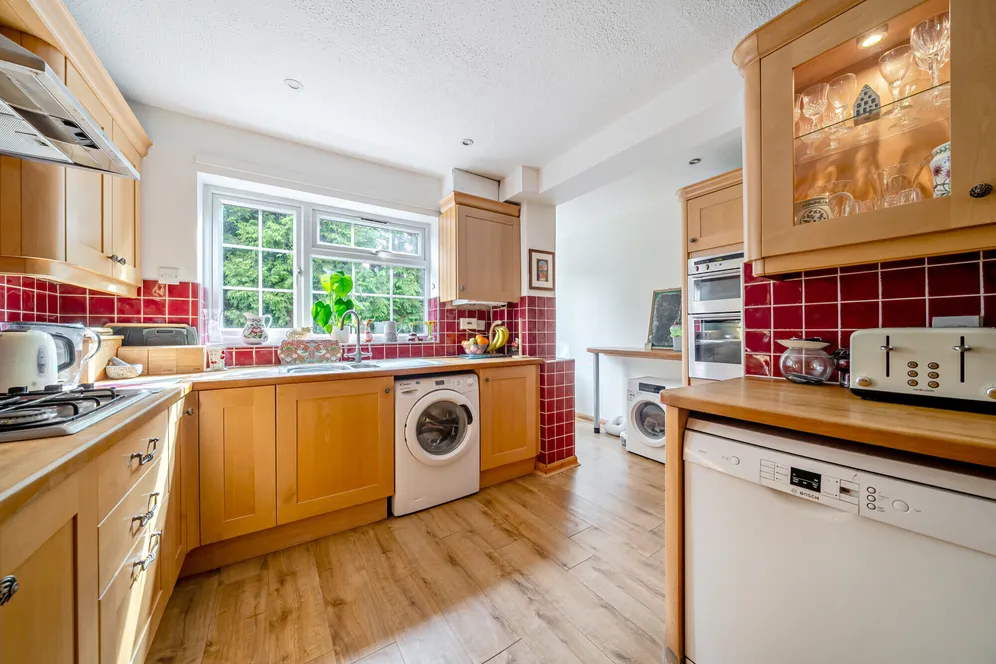 Glenhurst Close, Blackwater, GU17 photo 2