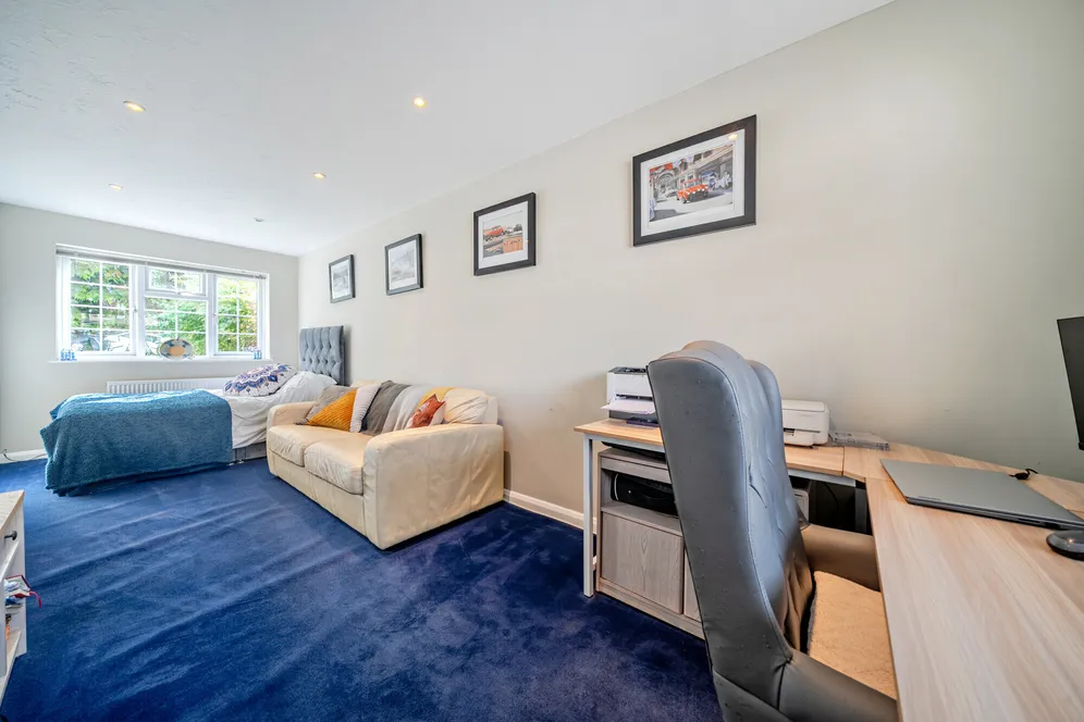 Glenhurst Close, Blackwater, GU17 photo 6