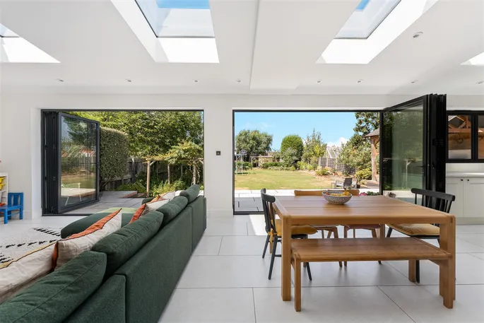 Property carousel image 3