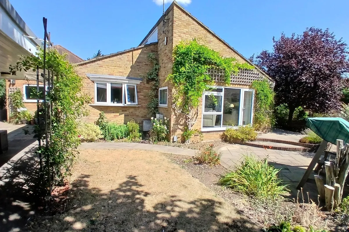 Danecote, KNEBWORTH