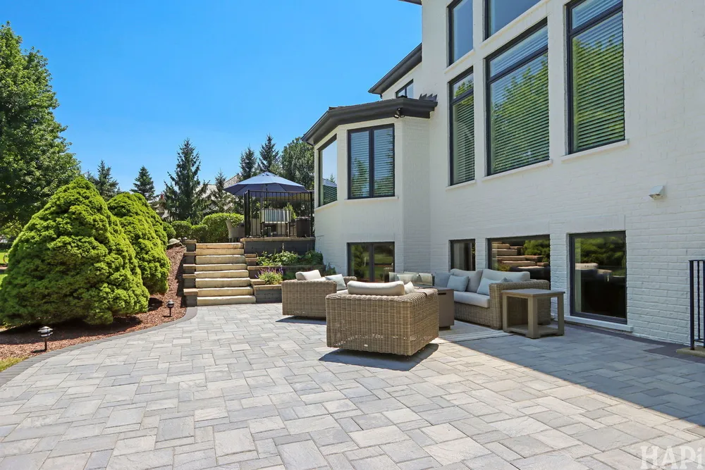 1410 W Newcastle Ct, Inverness, IL 60010