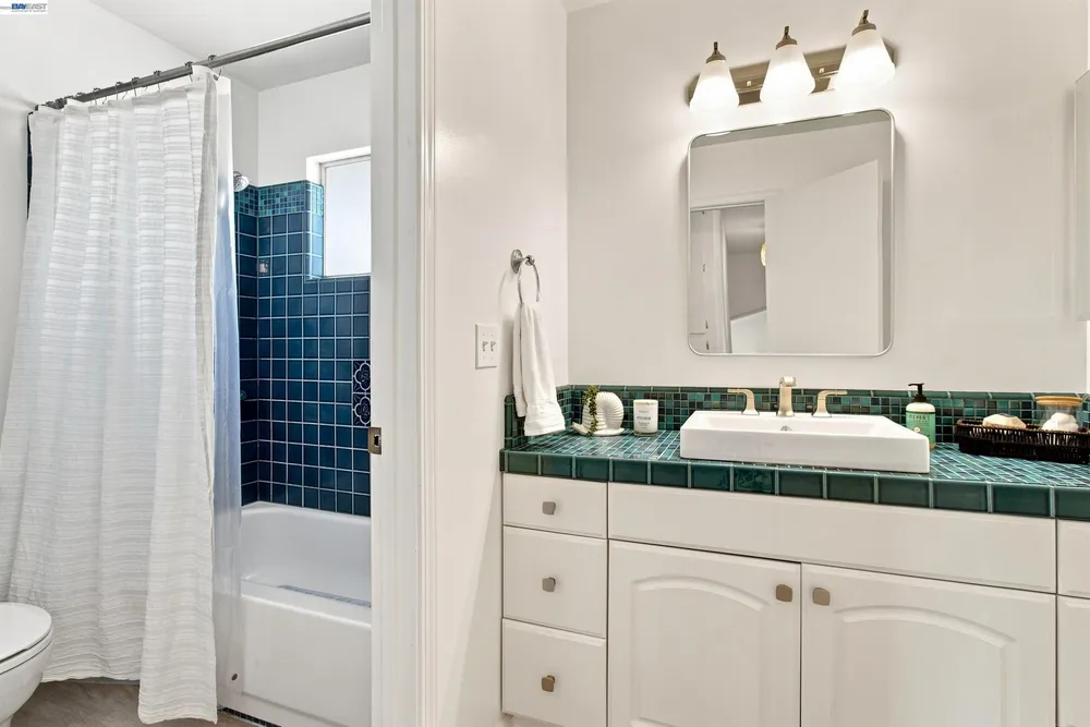241 Garnet Dr, Livermore, CA 94550