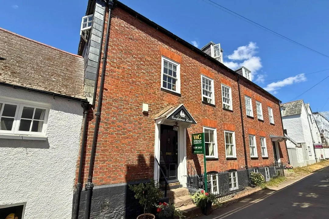 https://mr0.homeflow-assets.co.uk/files/photo/image/48018/4174/_x_/TOP230113_39.jpg