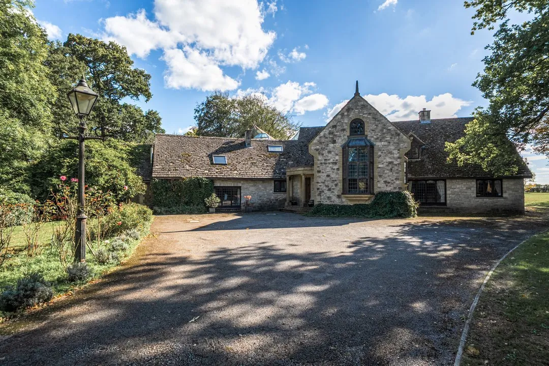 https://mr0.homeflow-assets.co.uk/files/photo/image/48019/8221/_x_/52342303.jpg