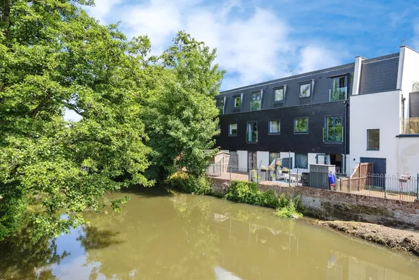 Flambard Way, Godalming, Surrey, GU7