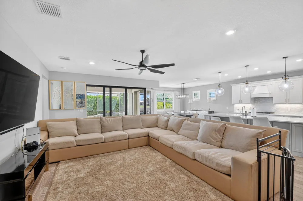 8433 Vaulting Dr, Lake Worth Beach, FL 33467