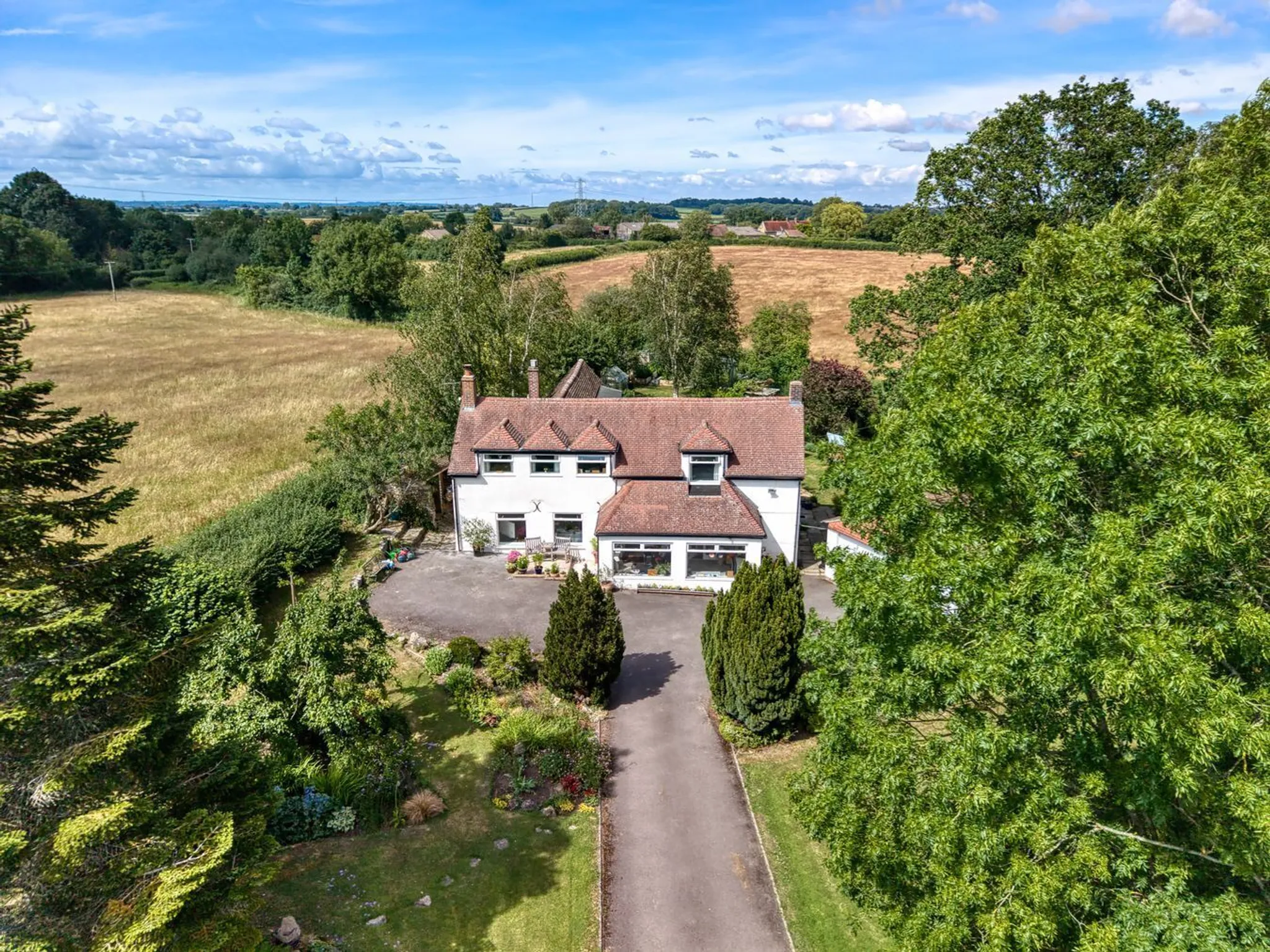 https://mr0.homeflow-assets.co.uk/files/photo/image/48029/0574/_x_/58041038.jpg
