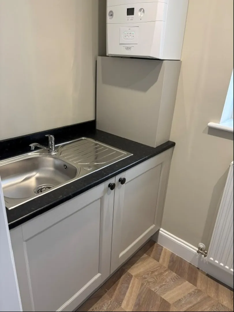 https://mr0.homeflow-assets.co.uk/files/photo/image/48029/1383/_x_/2.jpg