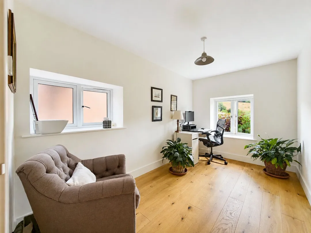 https://mr0.homeflow-assets.co.uk/files/photo/image/48029/3283/_x_/NEW250055_80.jpg