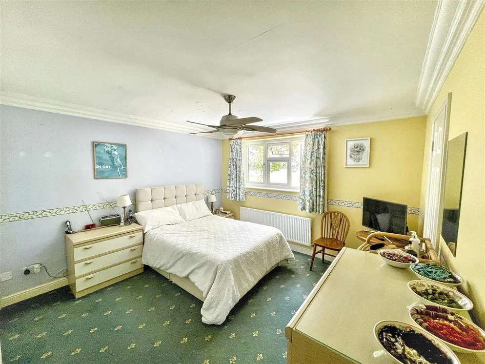 Property carousel item 9