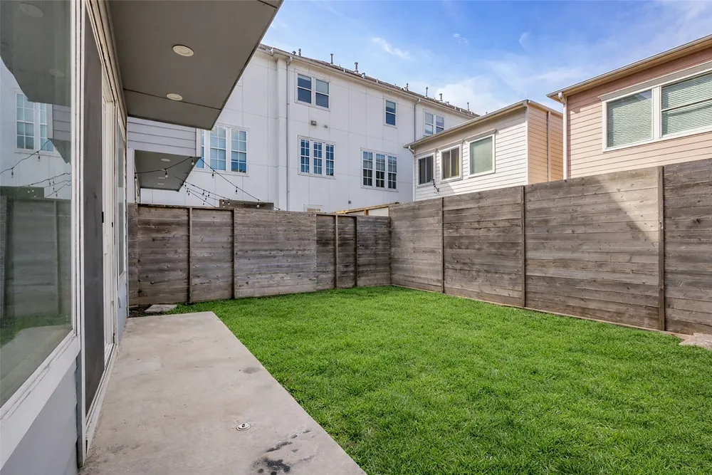1207 E 28th St, Houston, TX 77009