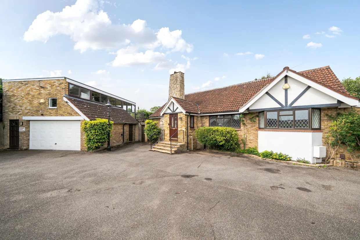 The Crescent, SHEPPERTON, TW17 photo 1