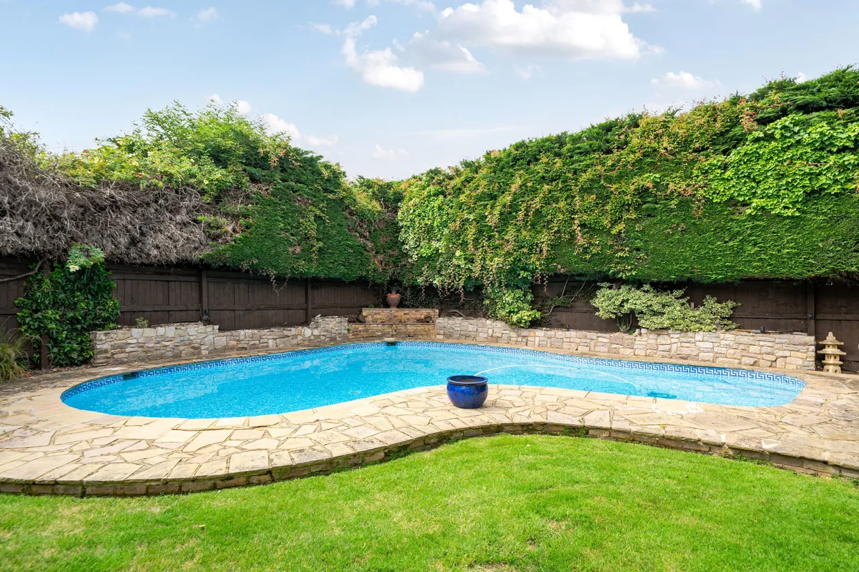 The Crescent, SHEPPERTON, TW17 photo 2