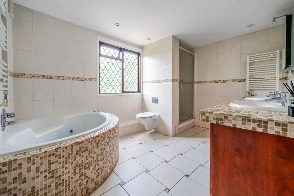 The Crescent, SHEPPERTON, TW17 photo 9