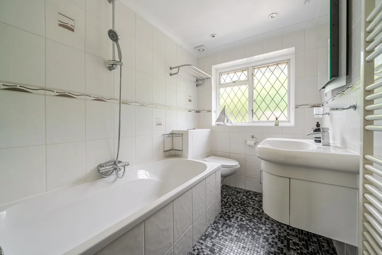 The Crescent, SHEPPERTON, TW17 photo 11