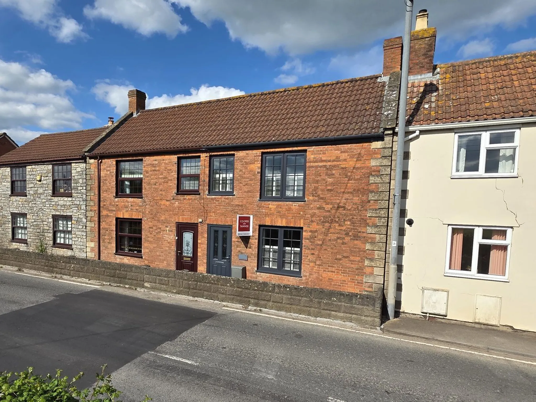https://mr0.homeflow-assets.co.uk/files/photo/image/48040/5579/_x_/56355326.jpg