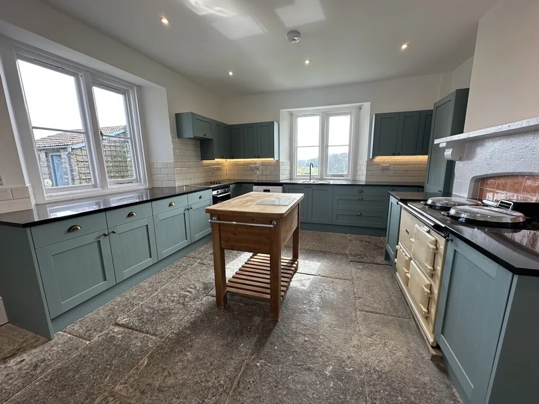https://mr0.homeflow-assets.co.uk/files/photo/image/48041/0286/_x_/IMG_5173_1_large.jpg