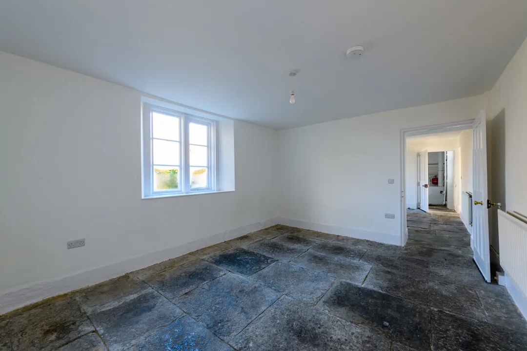 https://mr0.homeflow-assets.co.uk/files/photo/image/48041/0287/_x_/IMG_5173_12_large.jpg