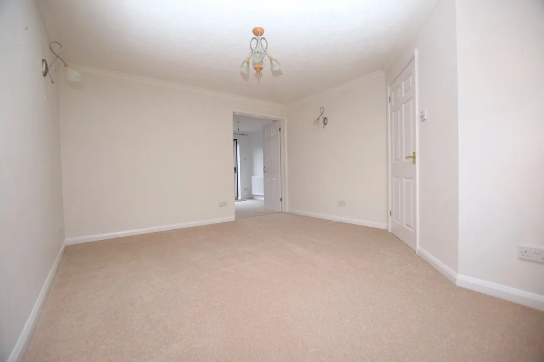 https://mr0.homeflow-assets.co.uk/files/photo/image/48044/3632/_x_/OCL150155_25.jpg