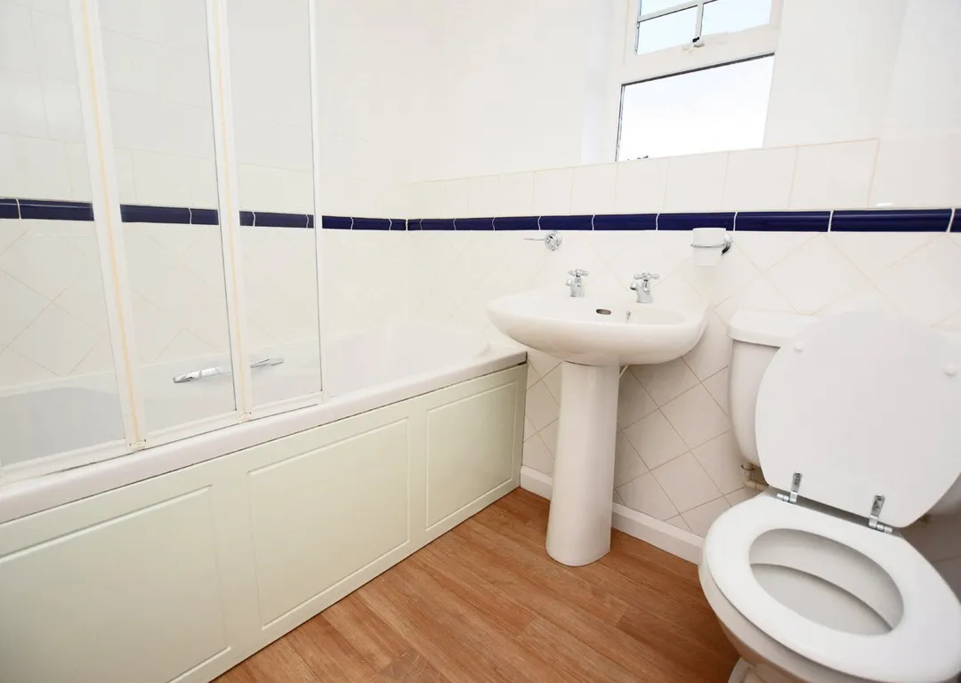 https://mr0.homeflow-assets.co.uk/files/photo/image/48044/3647/_x_/OCL150155_22.jpg