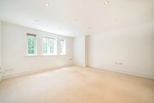 Sheerwater Road, Addlestone, KT15 photo 2