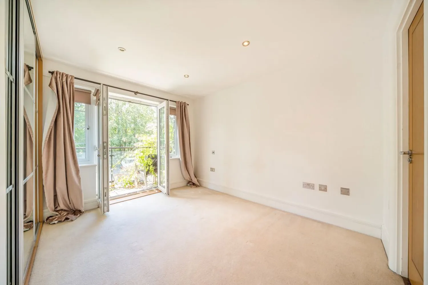 Sheerwater Road, Addlestone, KT15 photo 5
