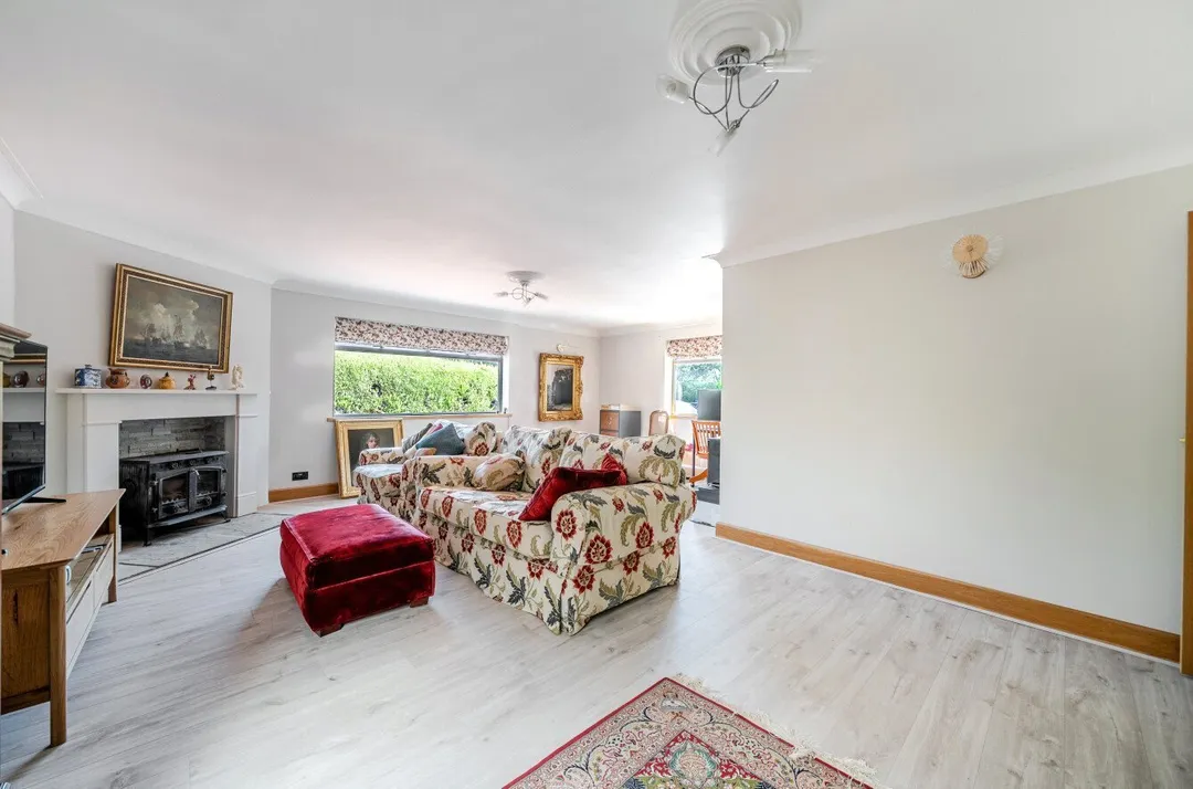 https://mr0.homeflow-assets.co.uk/files/photo/image/48044/9996/_x_/TOP260168_07.jpg