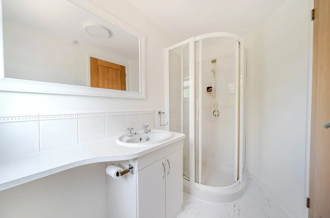 https://mr0.homeflow-assets.co.uk/files/photo/image/48045/0000/_x_/TOP260168_10.jpg